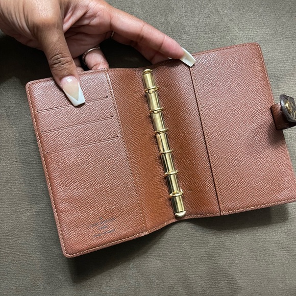Louis Vuitton Agenda (passport size) - Picture 2 of 4